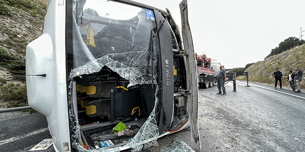 İstanbul'da devrilen servis otobüsündeki 6 kişi yaralandı