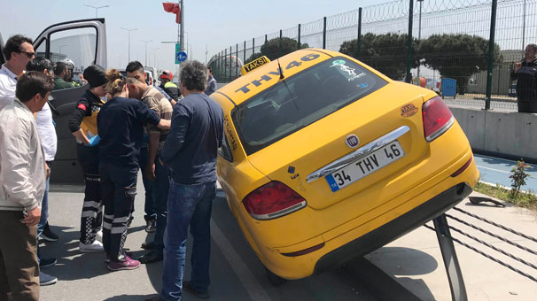 İstanbul'da direksiyon başında uyuşturucu kullanan taksi sürücüsü trafiği birbirine kattı