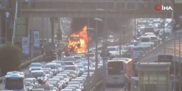 İstanbul'da E5'te minibüs cayır cayır yandı! Trafik kilitlendi