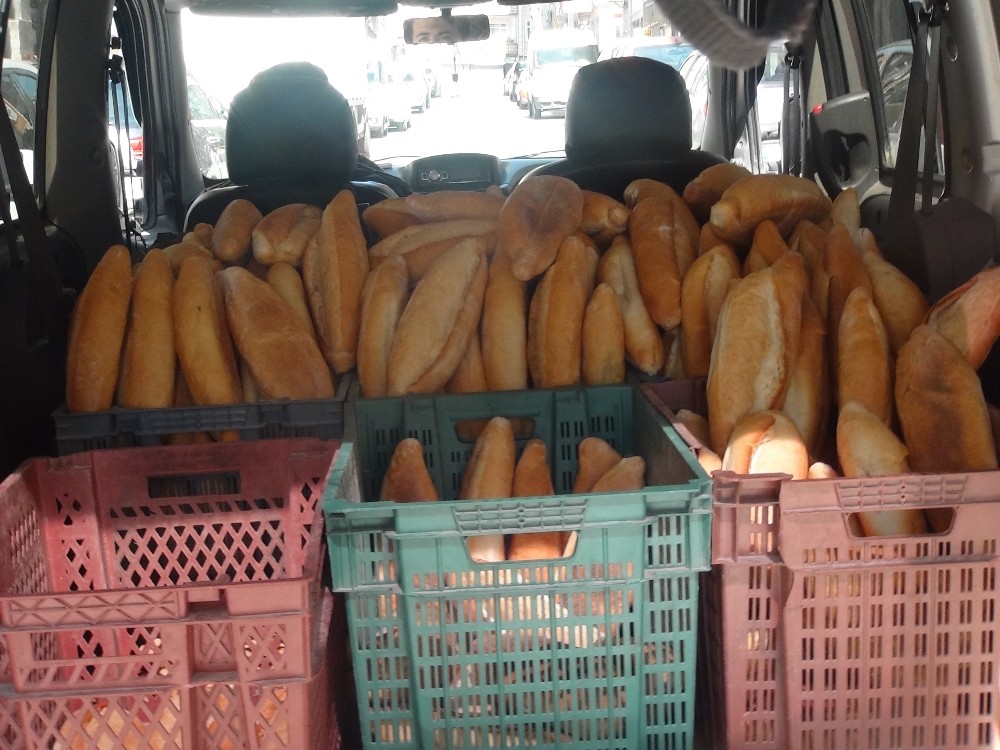İstanbul’da ekmek ve gazete vatandaşların ayağına geldi 