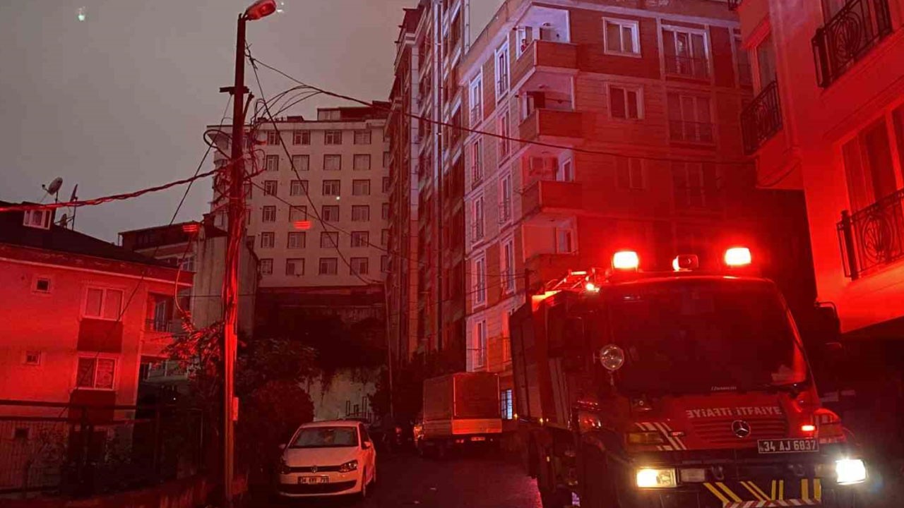 İstanbul'da elektrik direği havai fişek gibi patladı