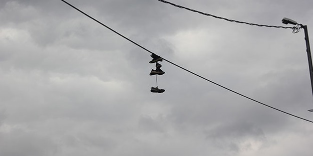 İstanbul'da elektrik tellerinde esrarengiz ayakkabılar