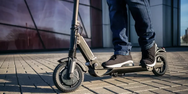 İstanbul'da elektrikli scooter seyir halindeyken alev aldı!