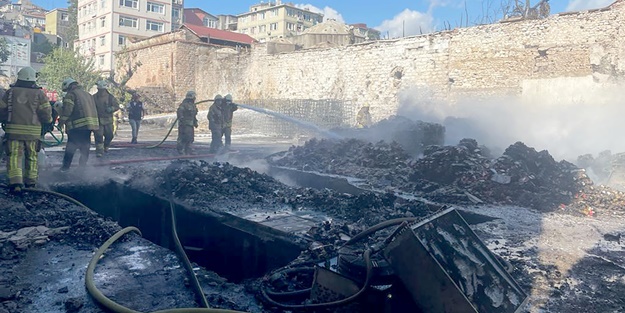 İstanbul'da emniyetin deposunda çıkan yangın söndürüldü