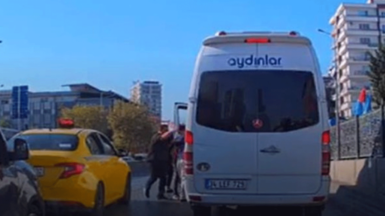 İstanbul'da eşkiyalar yol kesip minibüsçüyü dövdü!