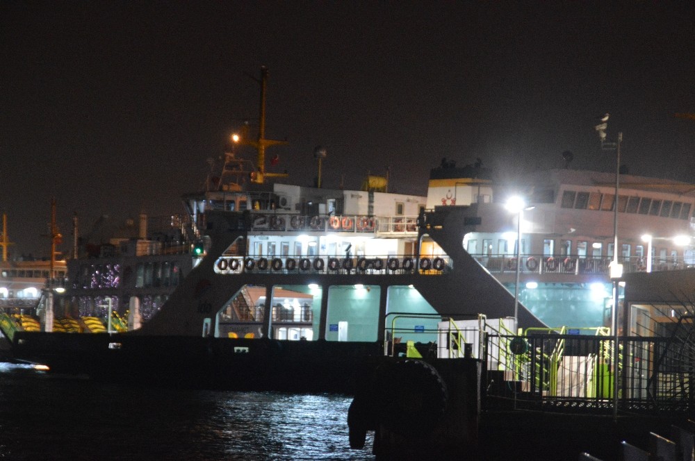 İstanbul’da etkili olan fırtına nedeniyle vapurlar güçlükle ilerledi 