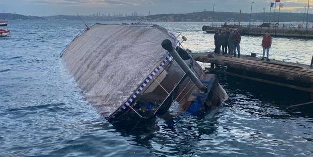 İstanbul'da etkili olan lodos, balık lokantası tekneyi batırdı