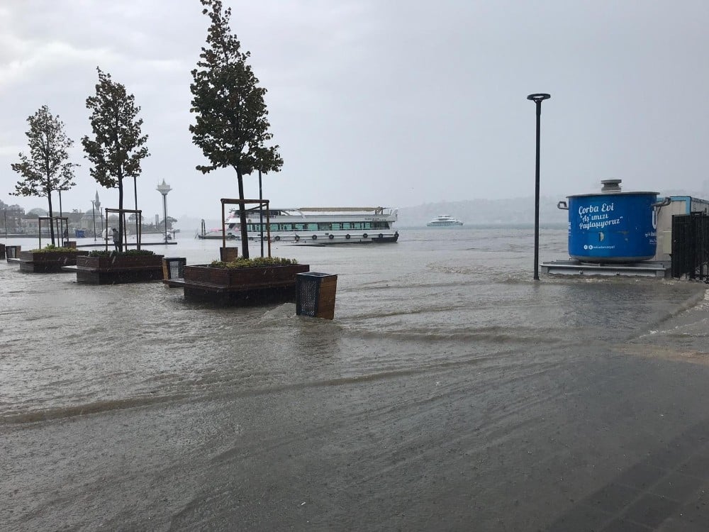 İstanbul’da etkili olan yağış sonrası Üsküdar’da kara ile deniz birleşti. 