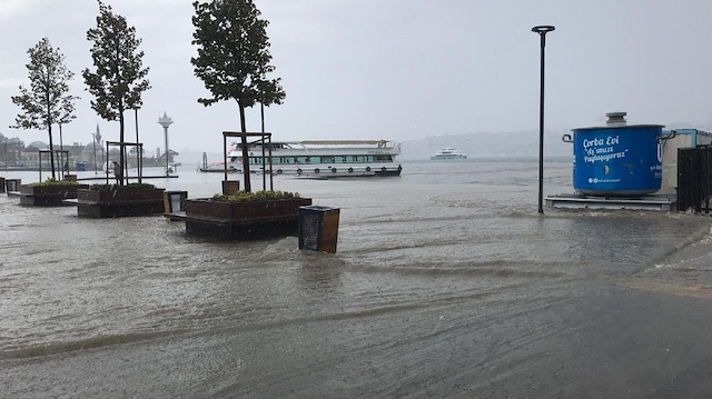 İstanbul’da etkili olan yağış sonrası Üsküdar’da kara ile deniz birleşti