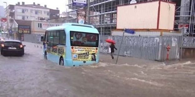 İstanbul'da etkili yağış E-5'i kapattı