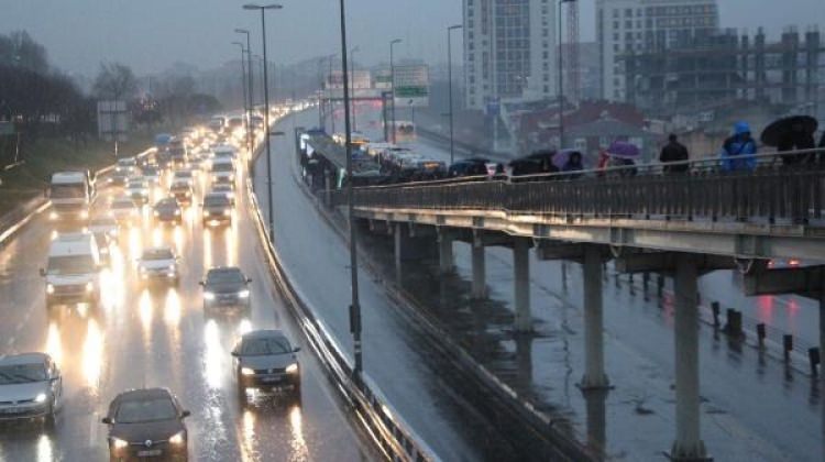 İstanbul'da etkili yağış! Trafik kilit