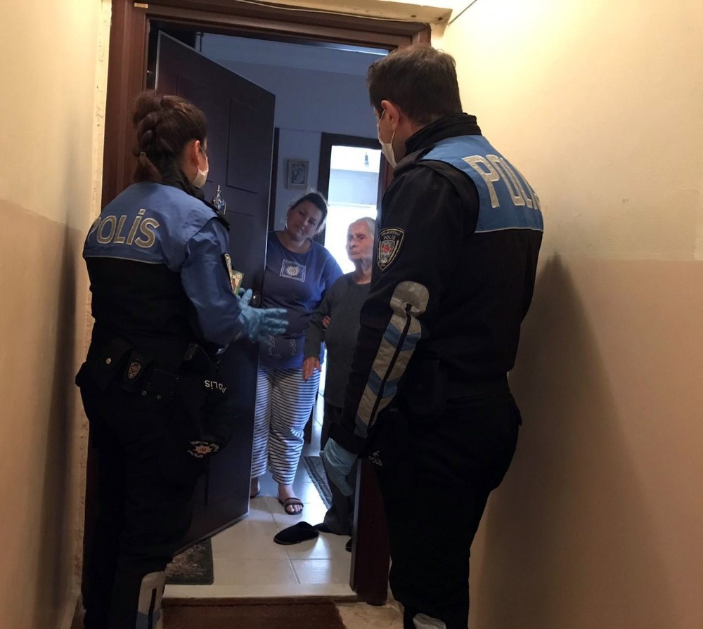 İstanbul’da ev ev dolaşan polis, korona virüs dolandırıcılarına karşı vatandaşı uyardı 