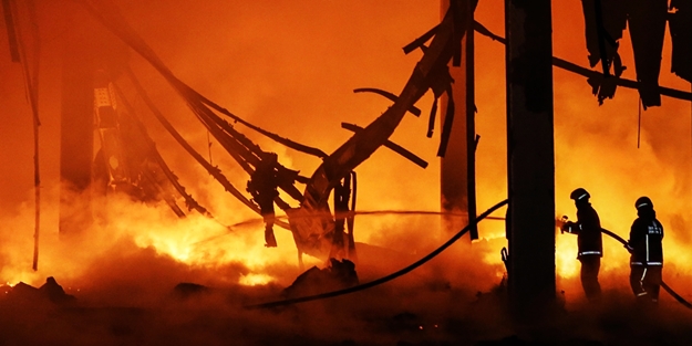 İstanbul'da fabrika alev alev yandı!