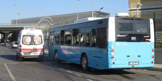 İstanbul'da facia...Belediye otobüsü durağa daldı! Ölüler var