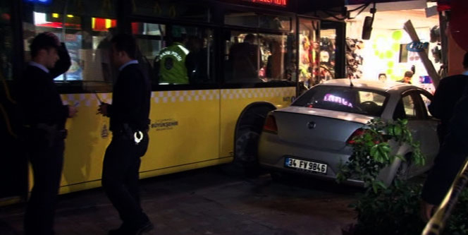 İstanbul'da faciadan dönüldü! İETT otobüsü...