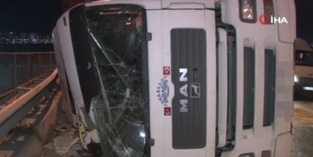İstanbul'da faciadan dönüldü! Şehir merkezinde virajı alamayan tır devrildi..