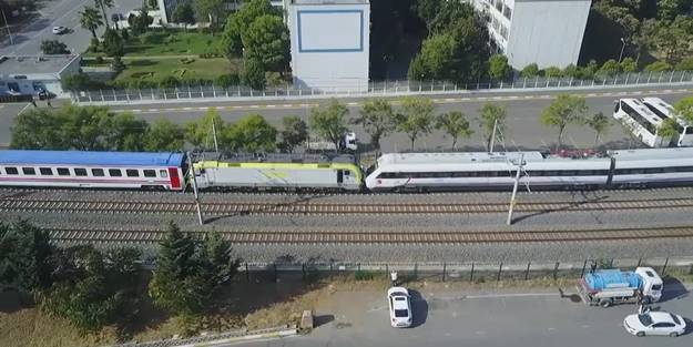 İstanbul'da facianın eşiğinden dönüldü! Trenler kafa kafaya geldi