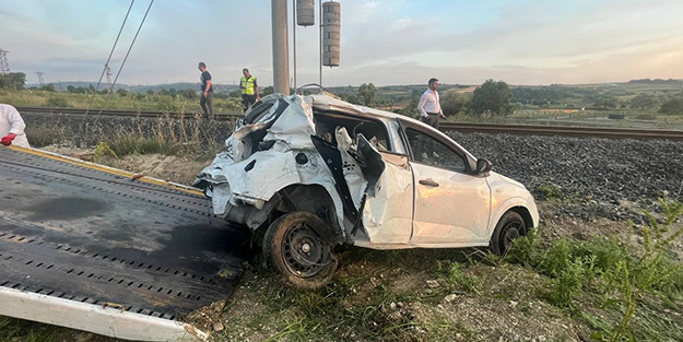 İstanbul'da feci kaza! Yolcu treni otomobile çarptı