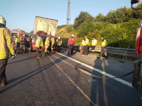 İstanbul'da feci kaza! Araç tırın altına girdi: 1'i bebek 3 