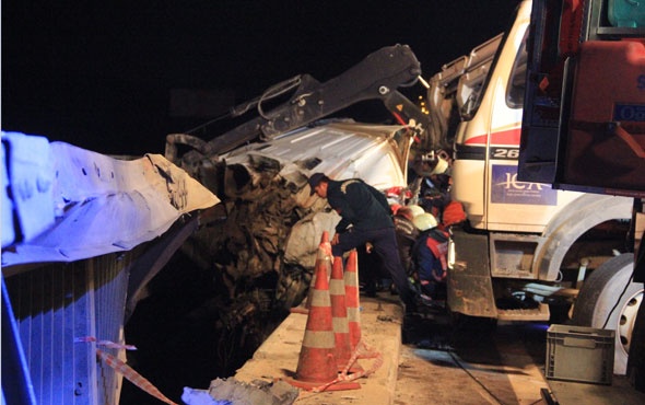 İstanbul'da feci kaza! Bariyerde asılı kaldı...