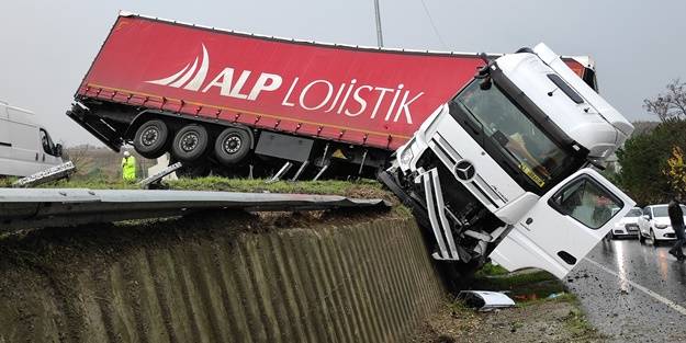 İstanbul'da feci kaza: İki yol arasında asılı kaldı