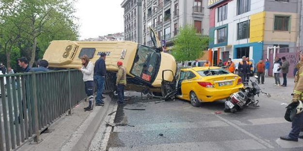 İstanbul'da feci kaza! Kontrolden çıkan minibüs dehşet saçtı!