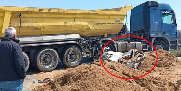 İstanbul'da feci kaza! Kum yüklü tır, otomobilin üzerine devrildi