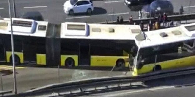 İstanbul'da feci kaza! Metrobüsler kafa kafaya çarpıştı