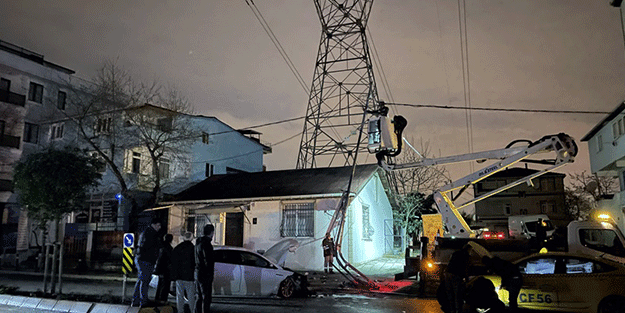 İstanbul’da feci kaza! Önce taksiye sonra elektrik direğine çarptı