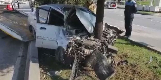 İstanbul'da feci kaza! Otomobil ağaca saplandı