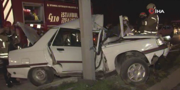 İstanbul'da feci kaza! Otomobil kağıt gibi ezildi