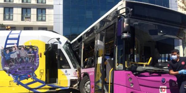 İstanbul’da feci kaza! Tramvay ve halk otobüsü birbirine girdi