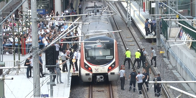 İstanbul'da feci olay! Tren raylarına atlayan genç hayatını kaybetti