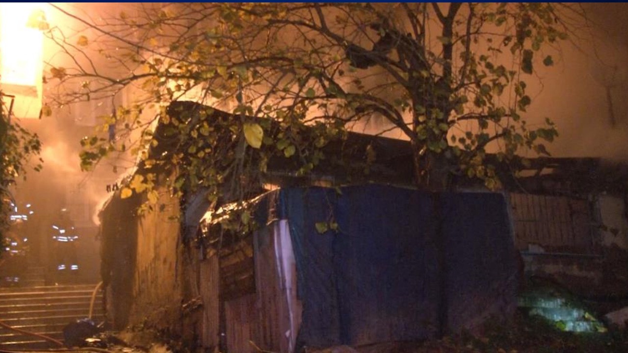 İstanbul'da gecekondu yangını! Patlama meydana geldi