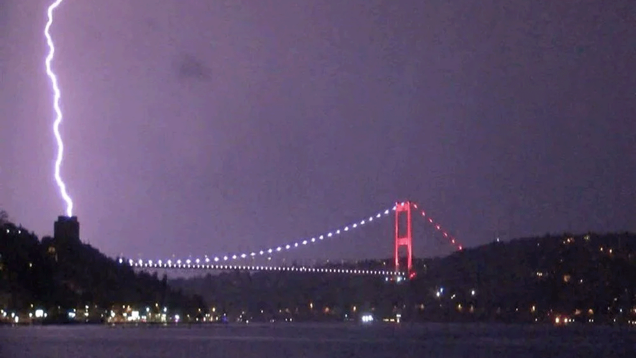 İstanbul’da geceyi şimşekler aydınlattı! Taksim’de adım atmak zorlaştı