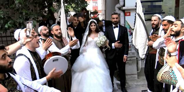 İstanbul'da gelin ve damat Filistin gelenekleriyle uğurlandı! Kılıç töreni dikkat çekti
