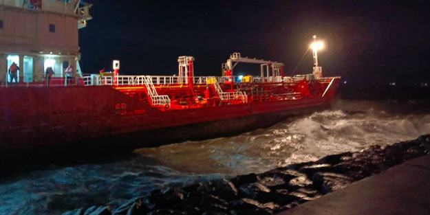 İstanbul'da gemi karaya oturdu