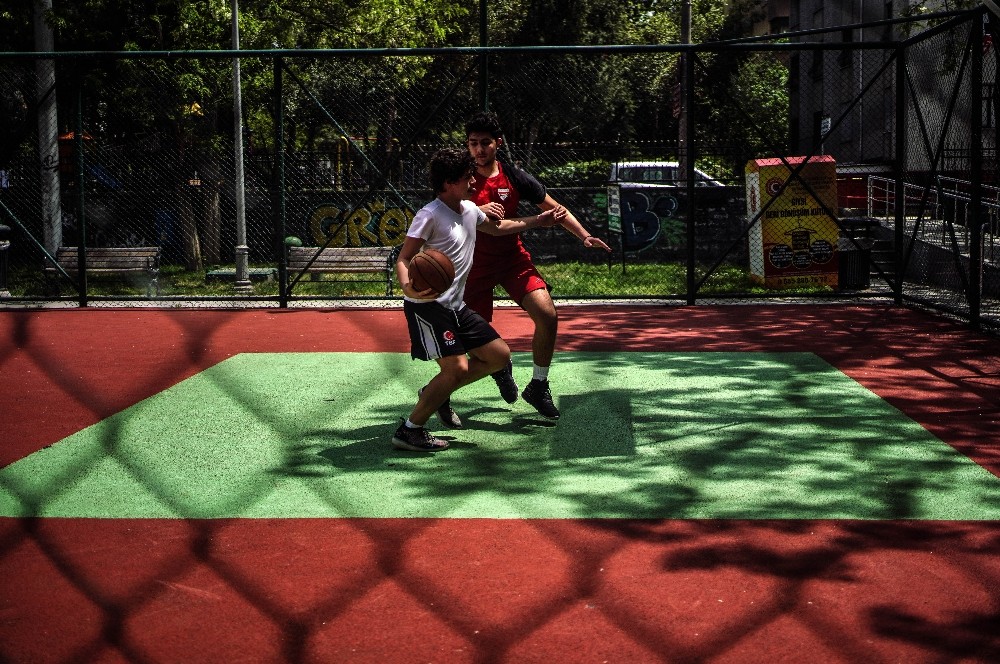 İstanbul’da gençler parklara akın etti 