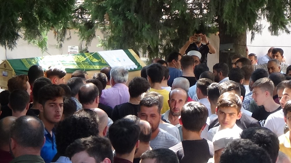 İstanbul’da girdiği denizde boğulan 19 yaşındaki genç toprağa verildi 