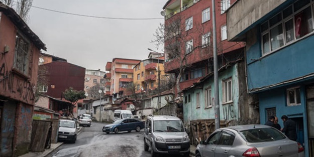 İstanbul'da gizemli olay! Kapılardan içeri para dolu zarflar atıyorlar