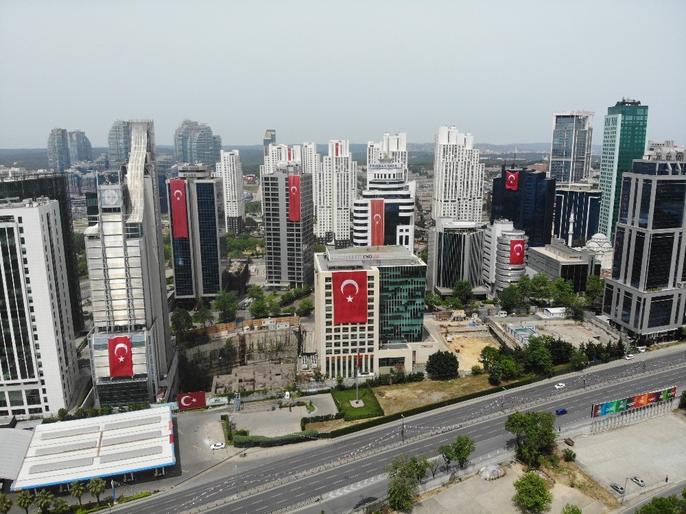 İstanbul’da gökdelenler 19 Mayıs için Türk Bayrakları ile süslendi 