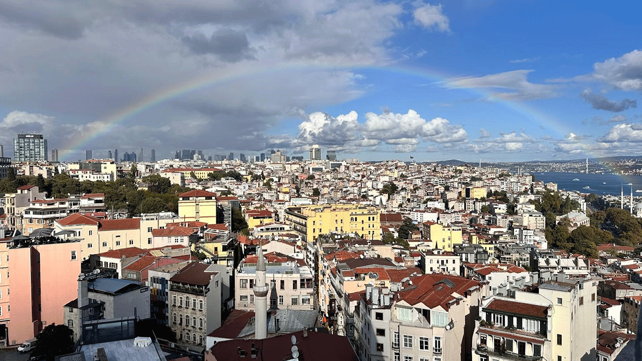 İstanbul’da gökkuşağı sürprizi! O anlar turistlerin kameralarına yansıdı!