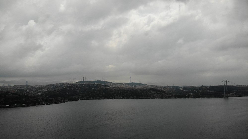 İstanbul’da gökyüzünü kaplayan kara bulutlar havadan görüntülendi 