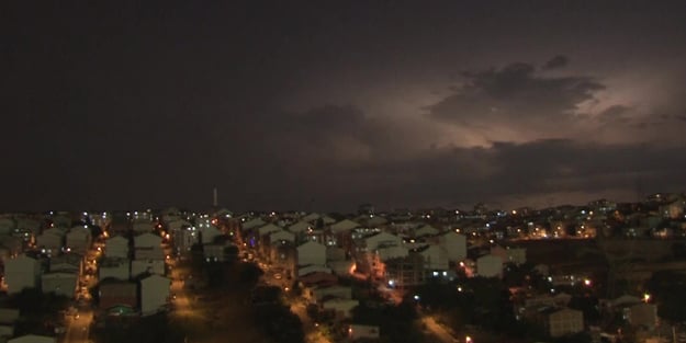 İstanbul'da görsel şölen! Şimşekler geceyi böyle aydınlattı