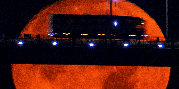 İstanbul’da gözlemlenen dolunay görenleri mest etti