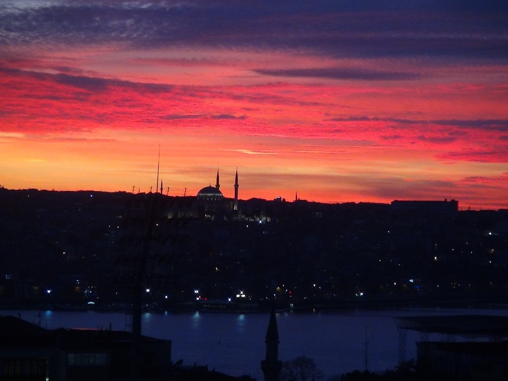 İstanbul’da gün batımı kartpostallık görüntü oluşturdu 