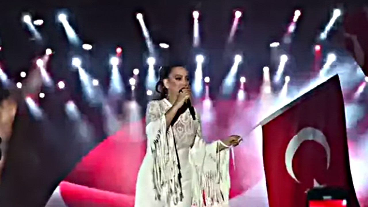 İstanbul'da Hadise, Ankara'da Ebru Gündeş... Haydi, vizyona tokuşturalım!