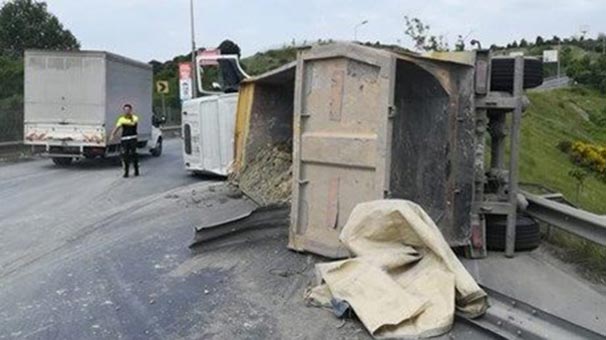 İstanbul'da hafriyat kamyonu yan yattı