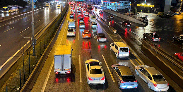 İstanbul'da haftanın son iş gününde trafik yoğunluğu yaşandı