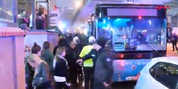 İstanbul'da halk otobüsü, 4 araca ve 1 otobüse çarptı!
